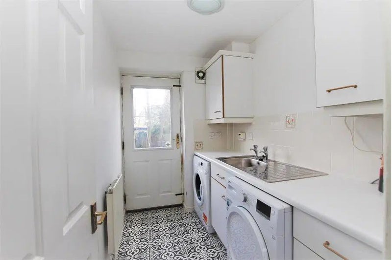 Room Chamberlayne Avenue in Greater London