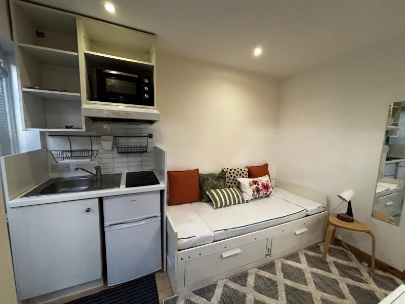 Room Cannon Hill Lane in Greater London