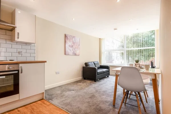 Flat Stuart Road in Wakefield