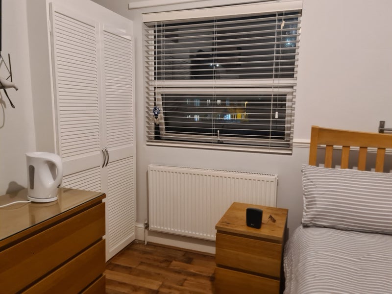 Room Leopold Road in Greater London