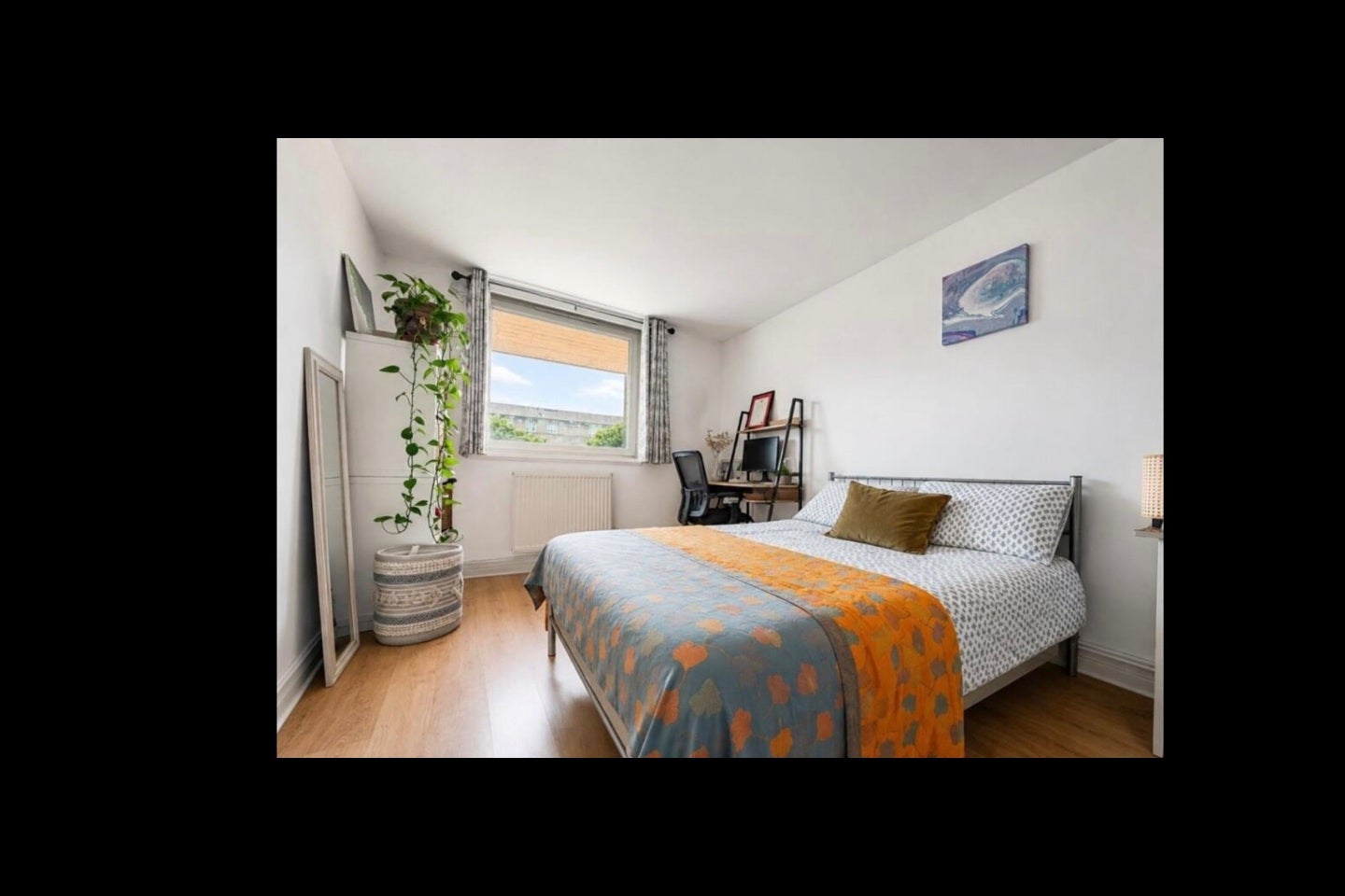 Flat Cable Street in Greater London