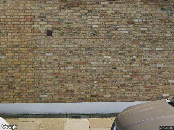 Flat Mount Ephraim Road in Greater London