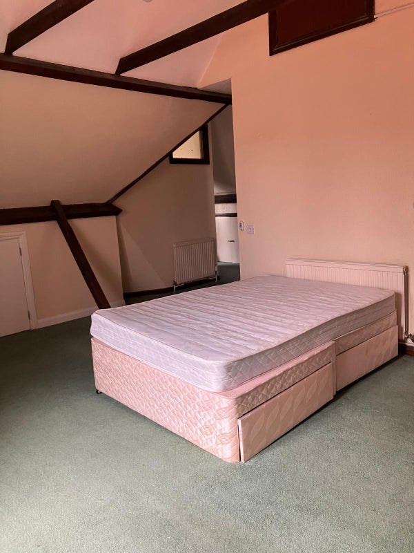 Room Riddlesdown Road in Greater London