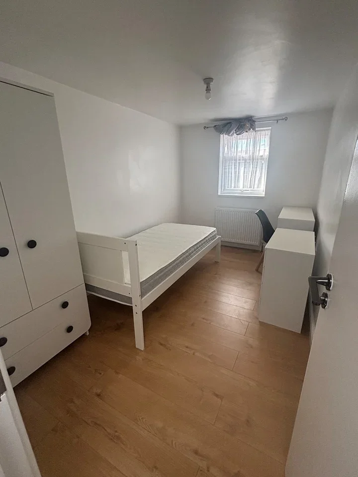 Room Melford Road in Greater London