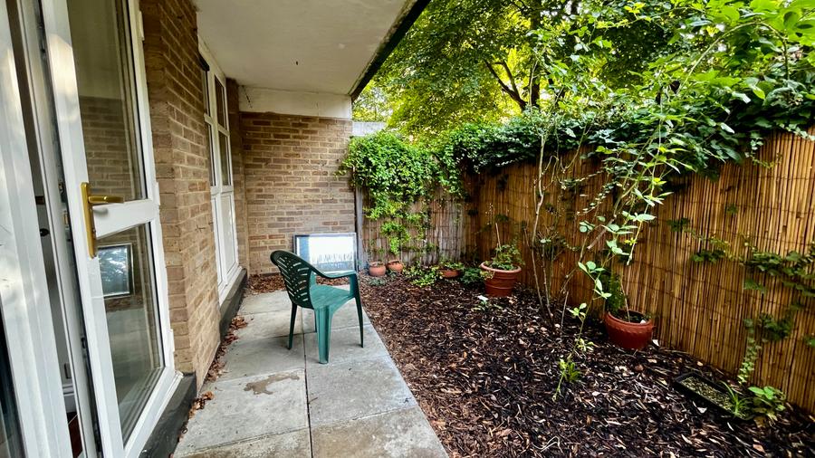 Flat Hulverstone Close in Greater London