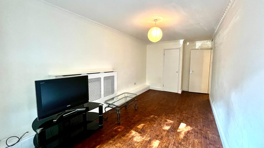 Flat Hulverstone Close in Greater London