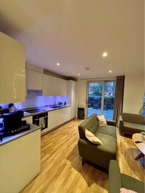 Room Logan Close in Greater London