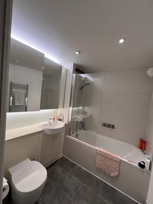 Room Logan Close in Greater London