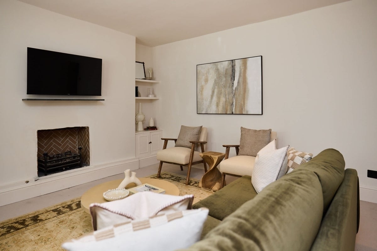 Flat Crescent Grove in Greater London