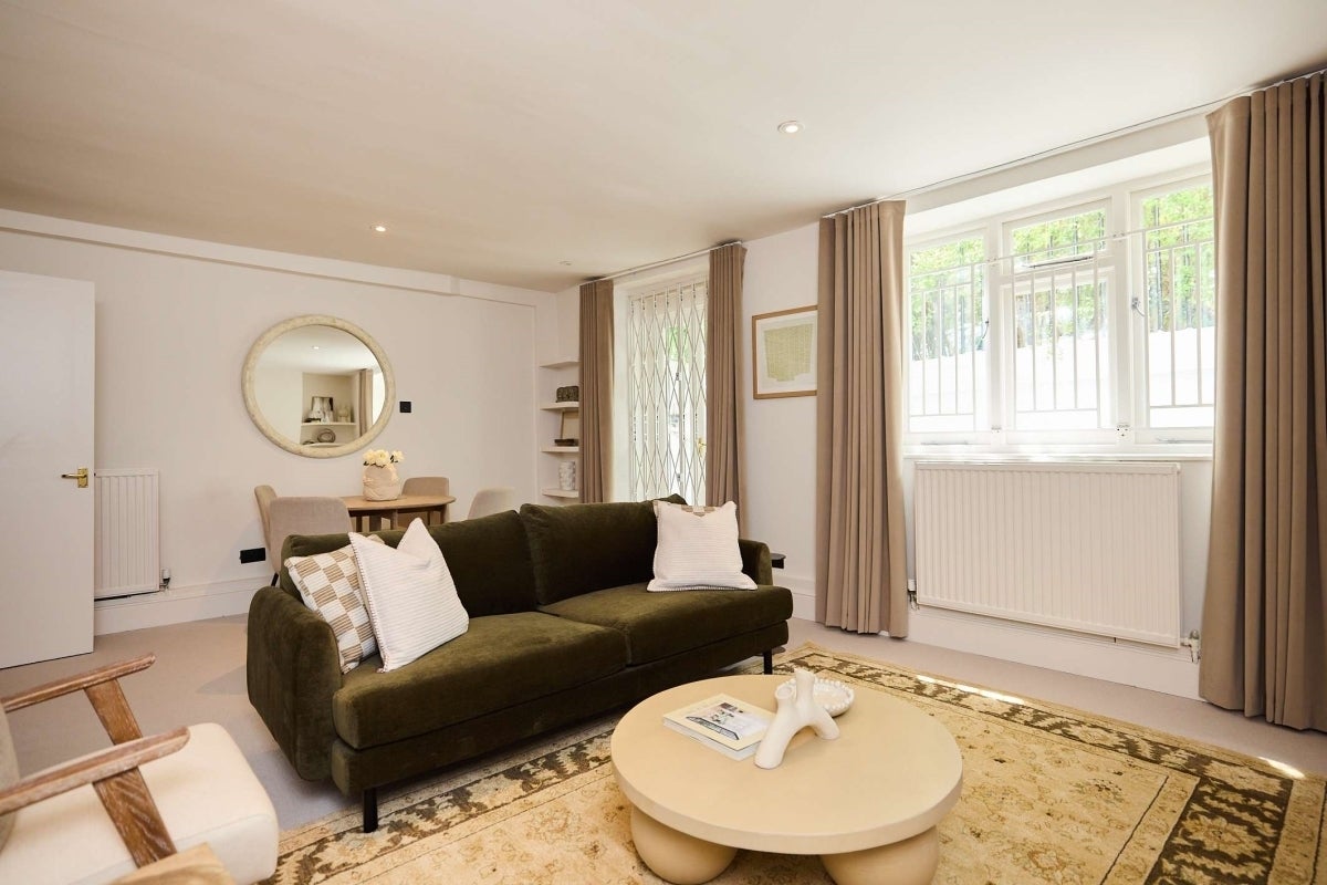 Flat Crescent Grove in Greater London