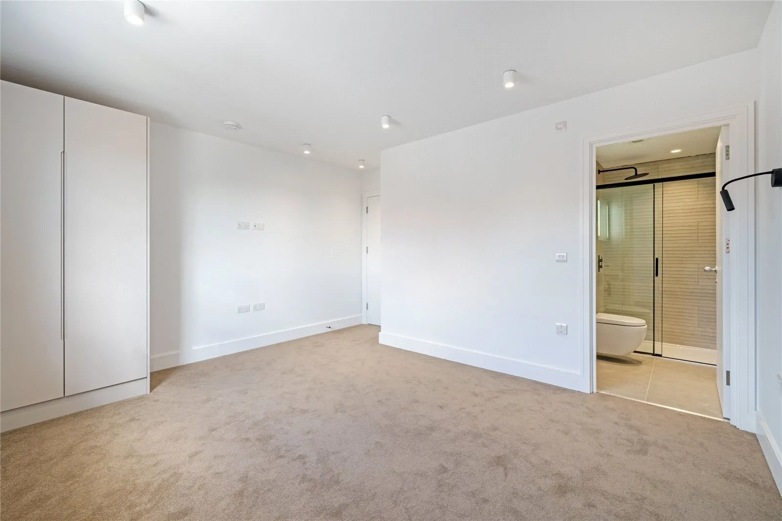 Flat Mitcham Lane in Greater London