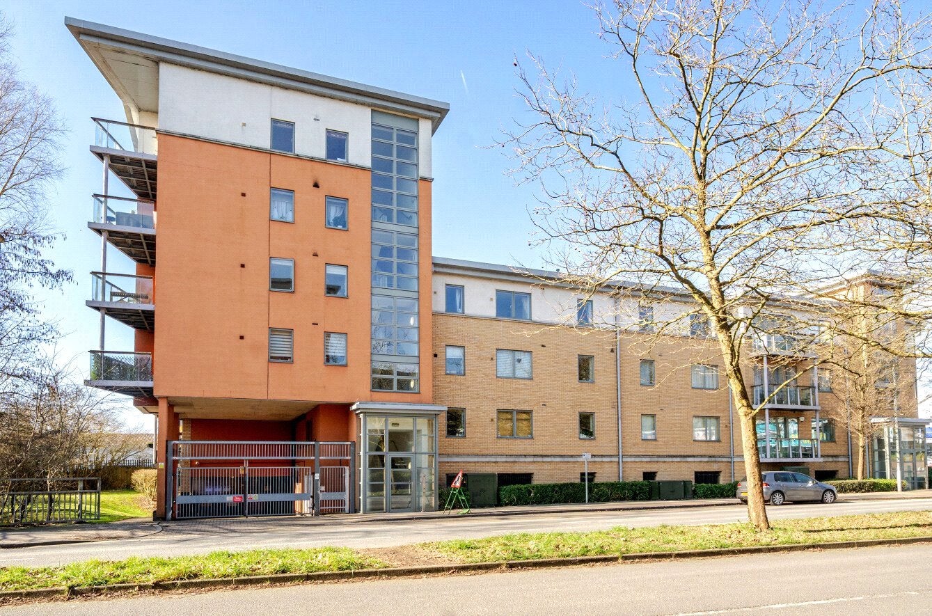 Flat Ryemead Way in High Wycombe