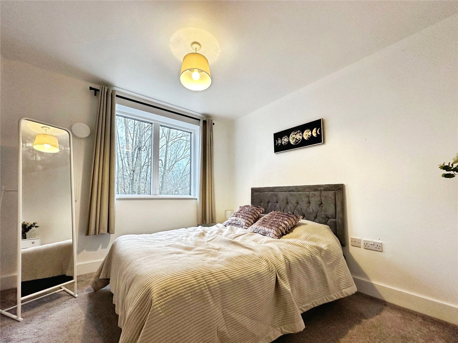 Flat Ryemead Way in High Wycombe