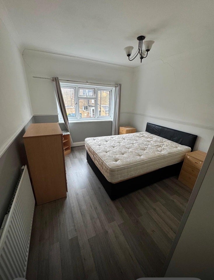 Room Bolton Road in Greater London