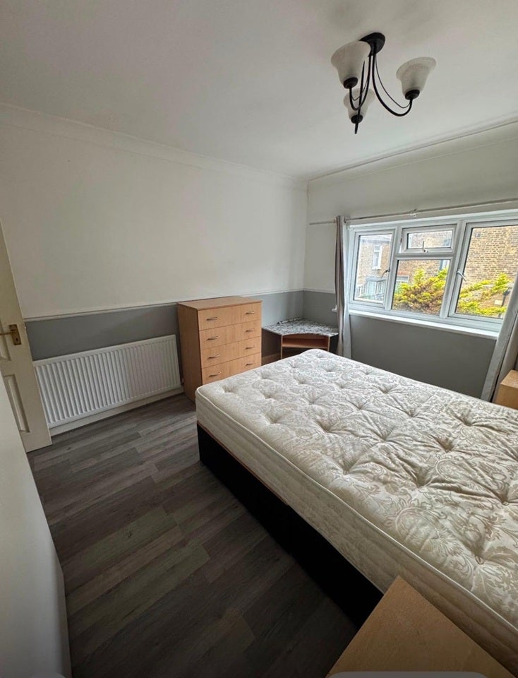 Room Bolton Road in Greater London