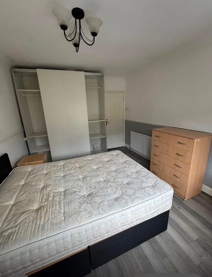 Room Bolton Road in Greater London