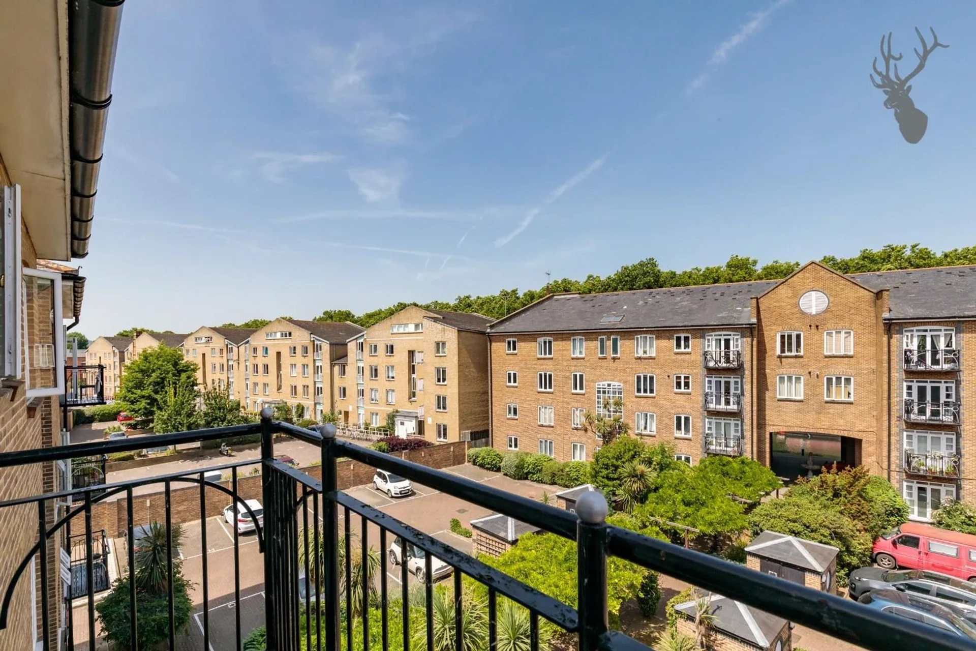Flat Court Yard in Greater London