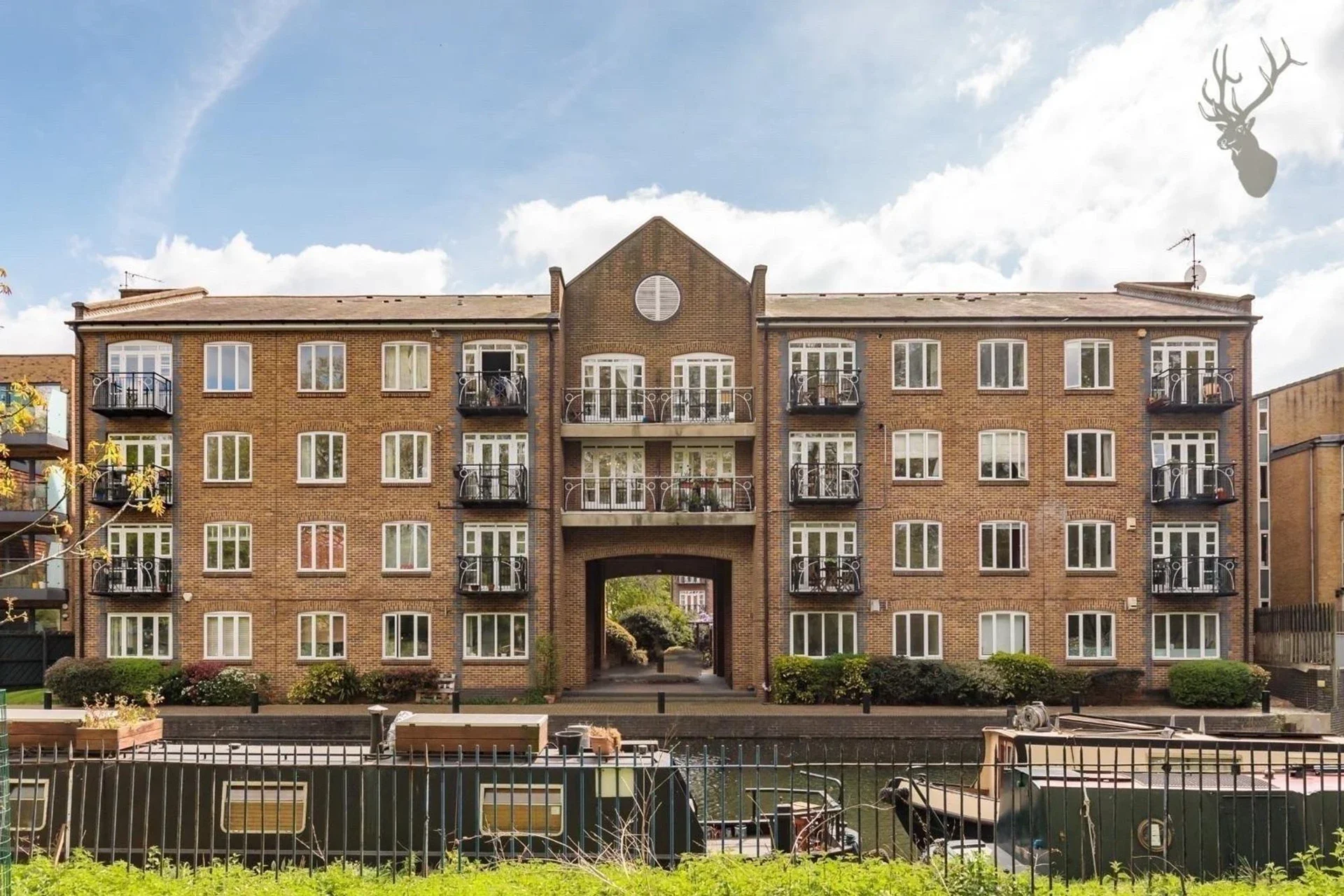 Flat Court Yard in Greater London