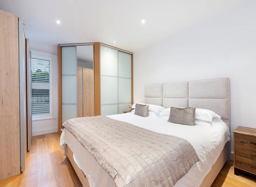 Flat Cheverton Road in Greater London
