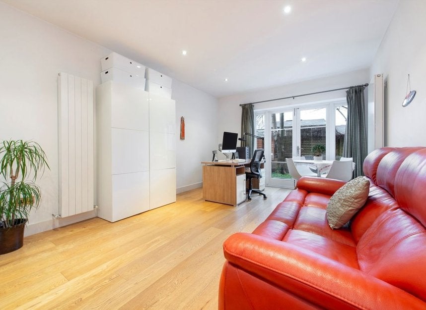 Flat Cheverton Road in Greater London