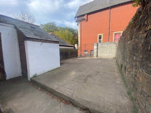 Flat Pen-y-lan Road in Cardiff