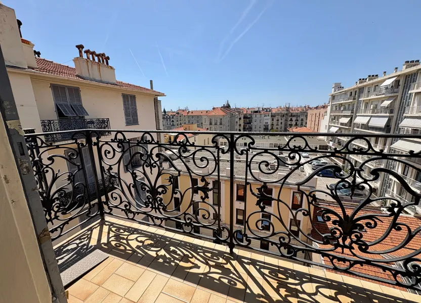 Flat Avenue Georges Clemenceau in Nice