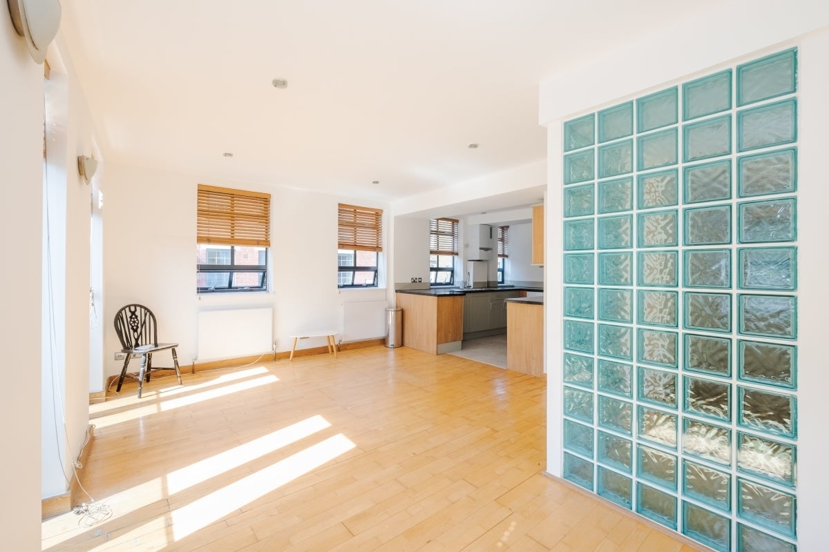Flat New Wharf Road in Greater London