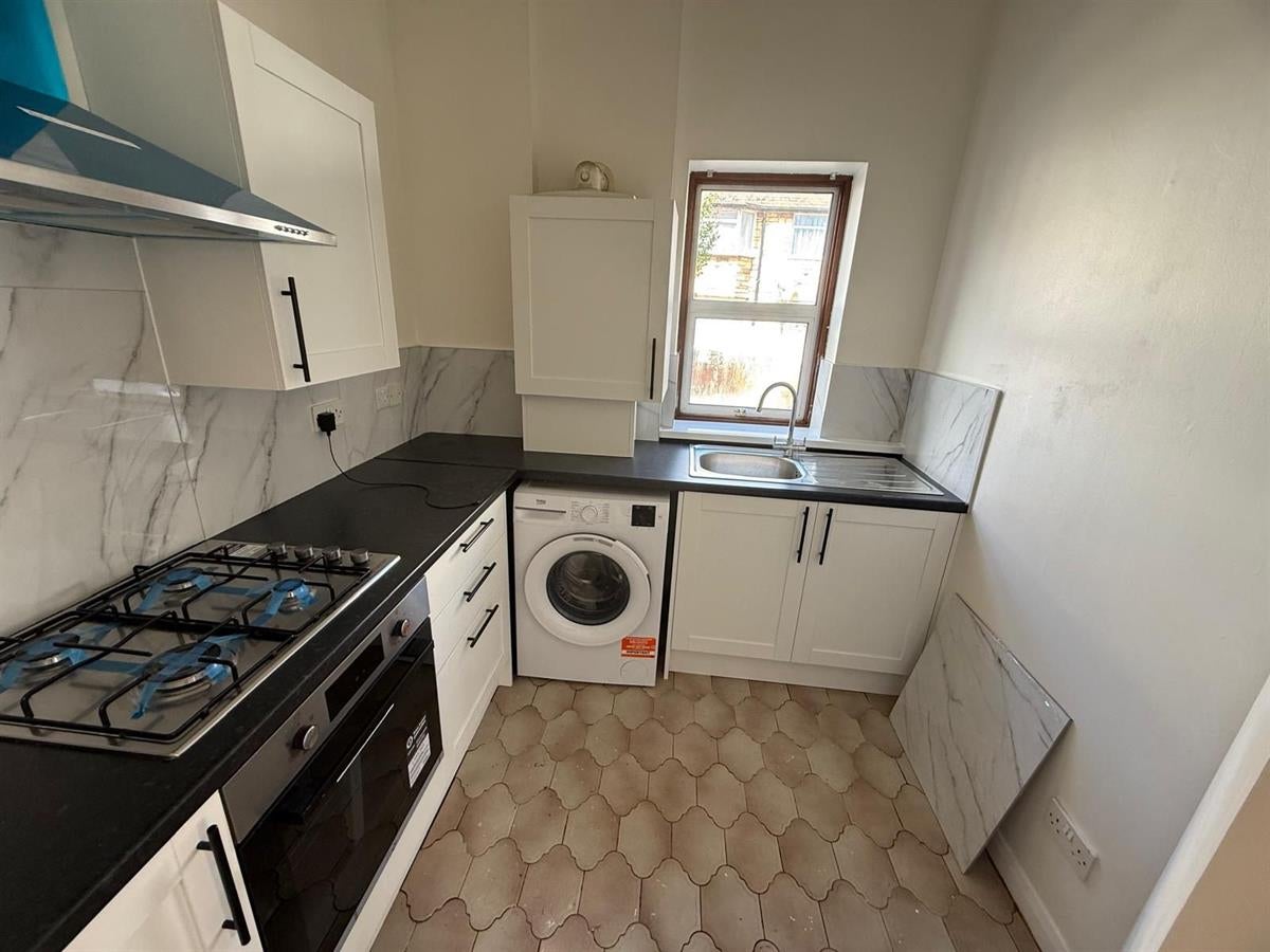 Flat Rosebank Avenue in Greater London