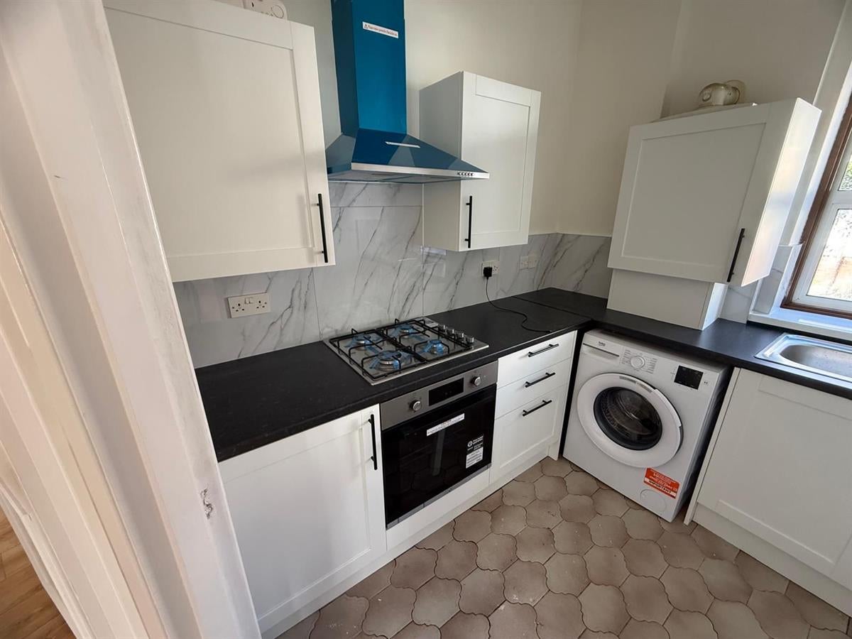 Flat Rosebank Avenue in Greater London