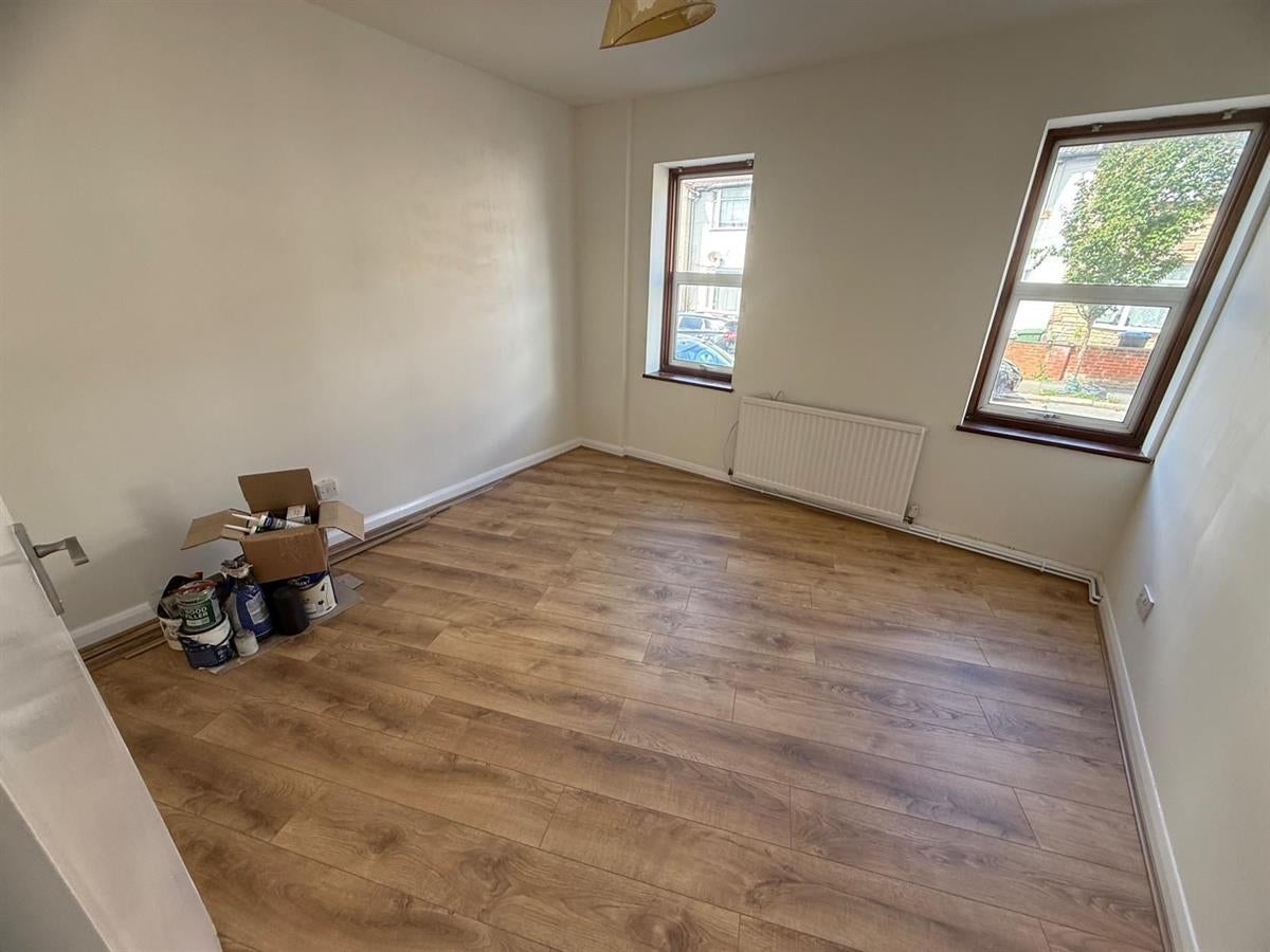 Flat Rosebank Avenue in Greater London