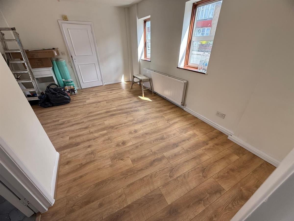 Flat Rosebank Avenue in Greater London