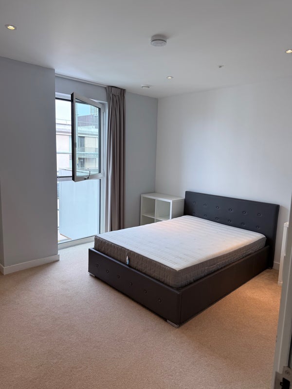 Flat Logan Close in Greater London
