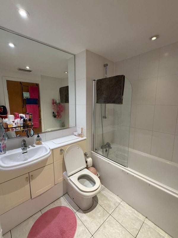 Flat Mansell Street in Greater London