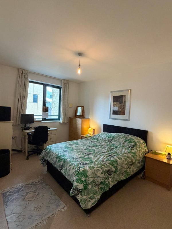 Flat Mansell Street in Greater London