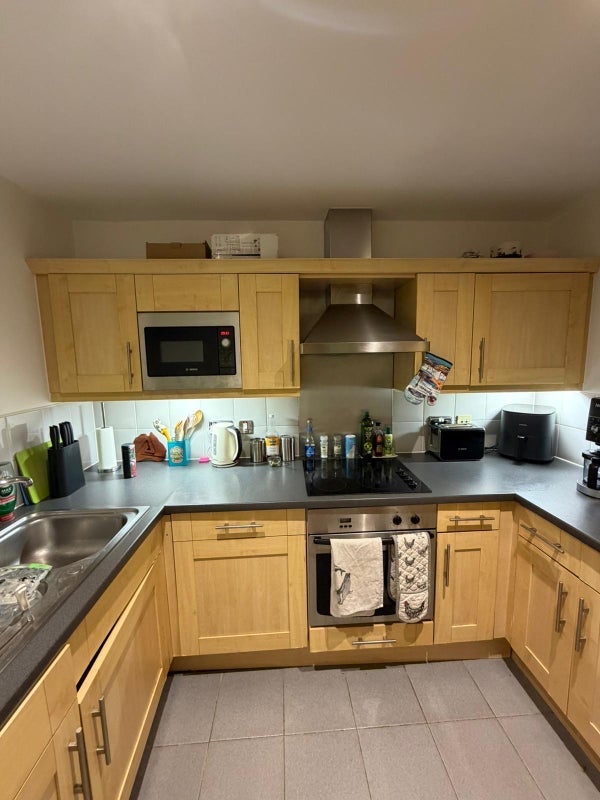 Flat Mansell Street in Greater London