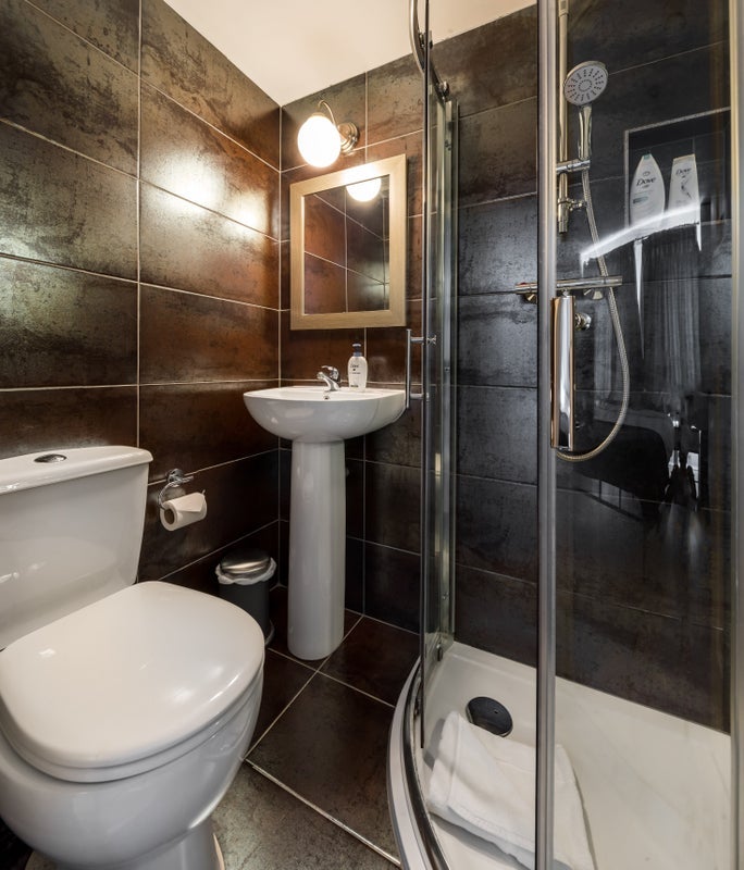 Room Halford Road in Greater London