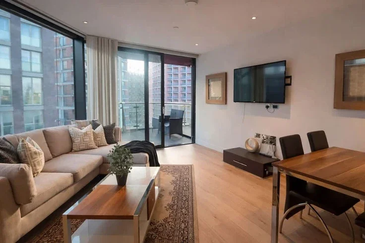 Flat Nine Elms Lane in Greater London