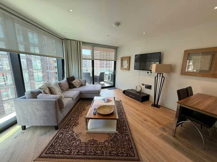 Flat Nine Elms Lane in Greater London