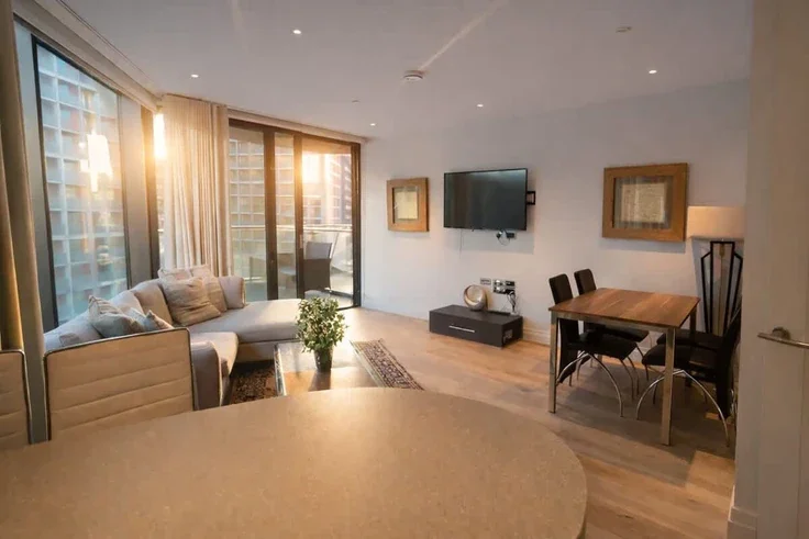 Flat Nine Elms Lane in Greater London