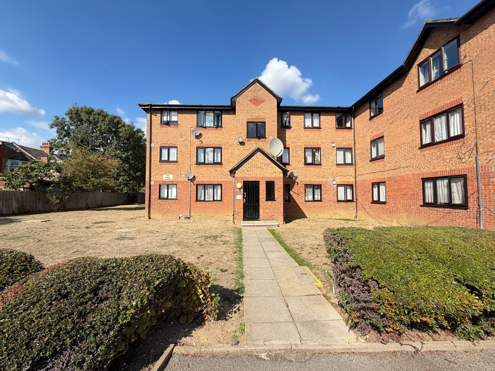 Flat Streamside Close in Greater London