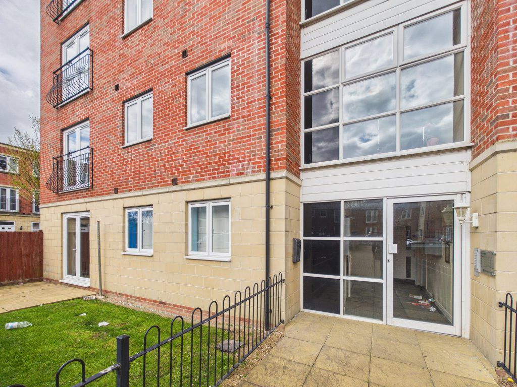 Flat South Terrace in Witham Town