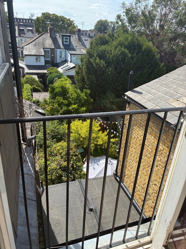 Flat Avenue Gardens in Greater London