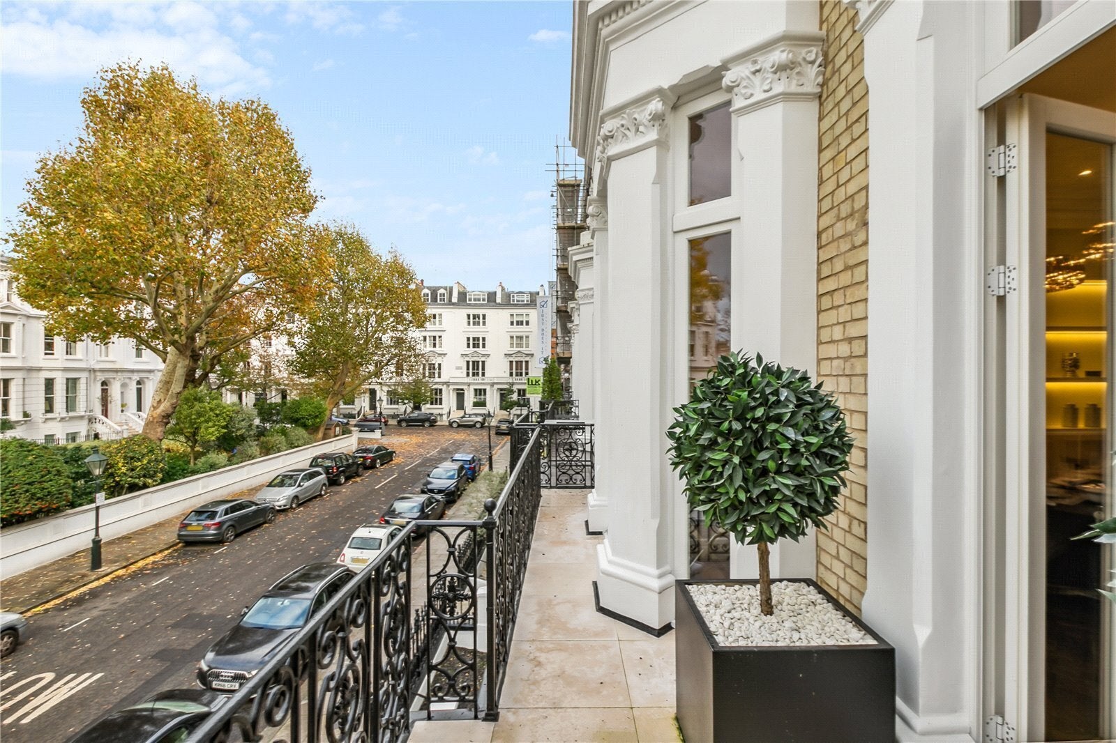 Flat Vicarage Gate in Greater London