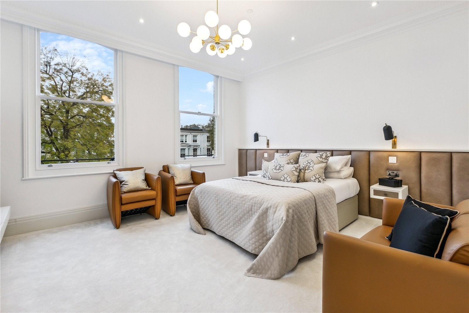 Flat Vicarage Gate in Greater London
