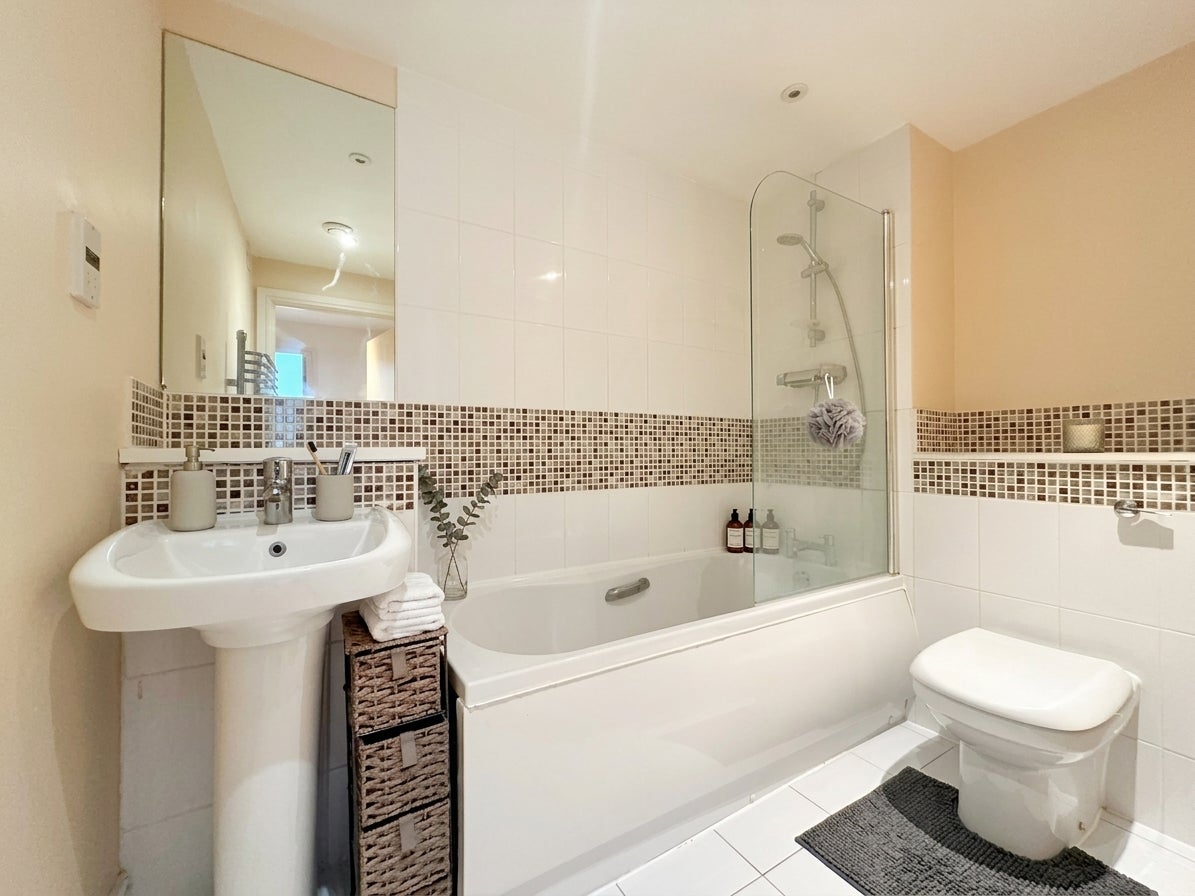 Flat Albemarle Road in Greater London