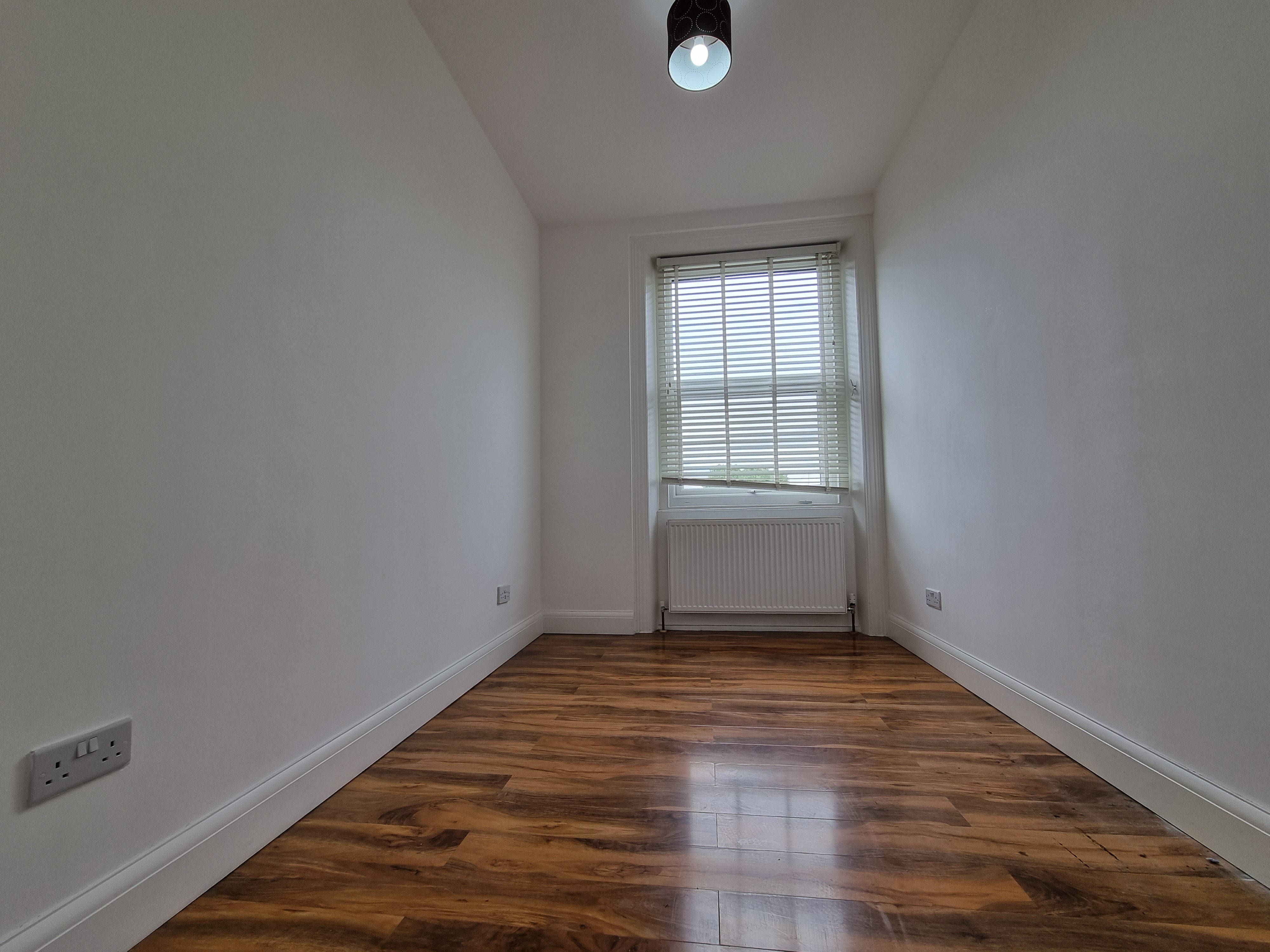 Flat Mount Ephraim Road in Greater London