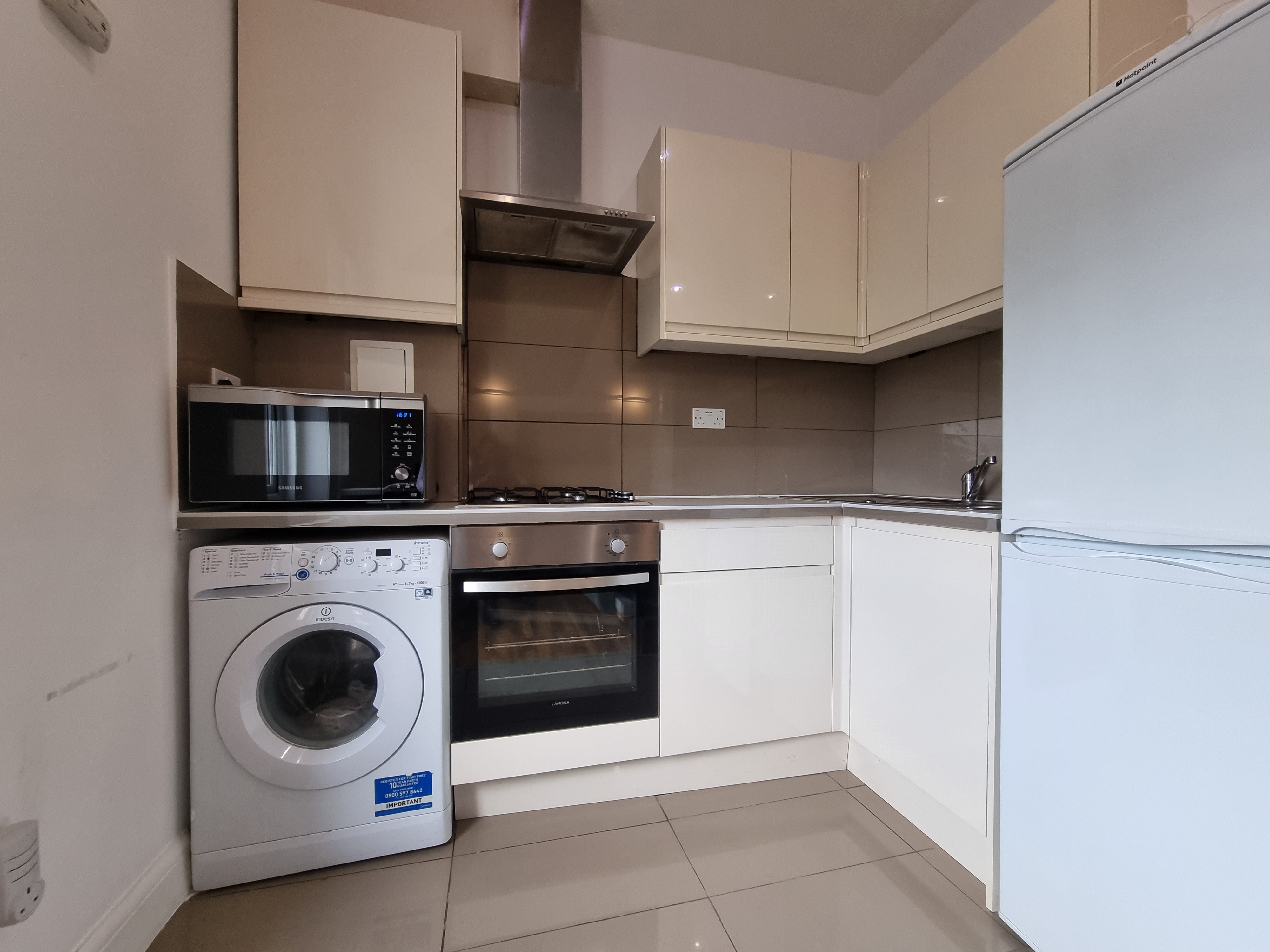 Flat Mount Ephraim Road in Greater London