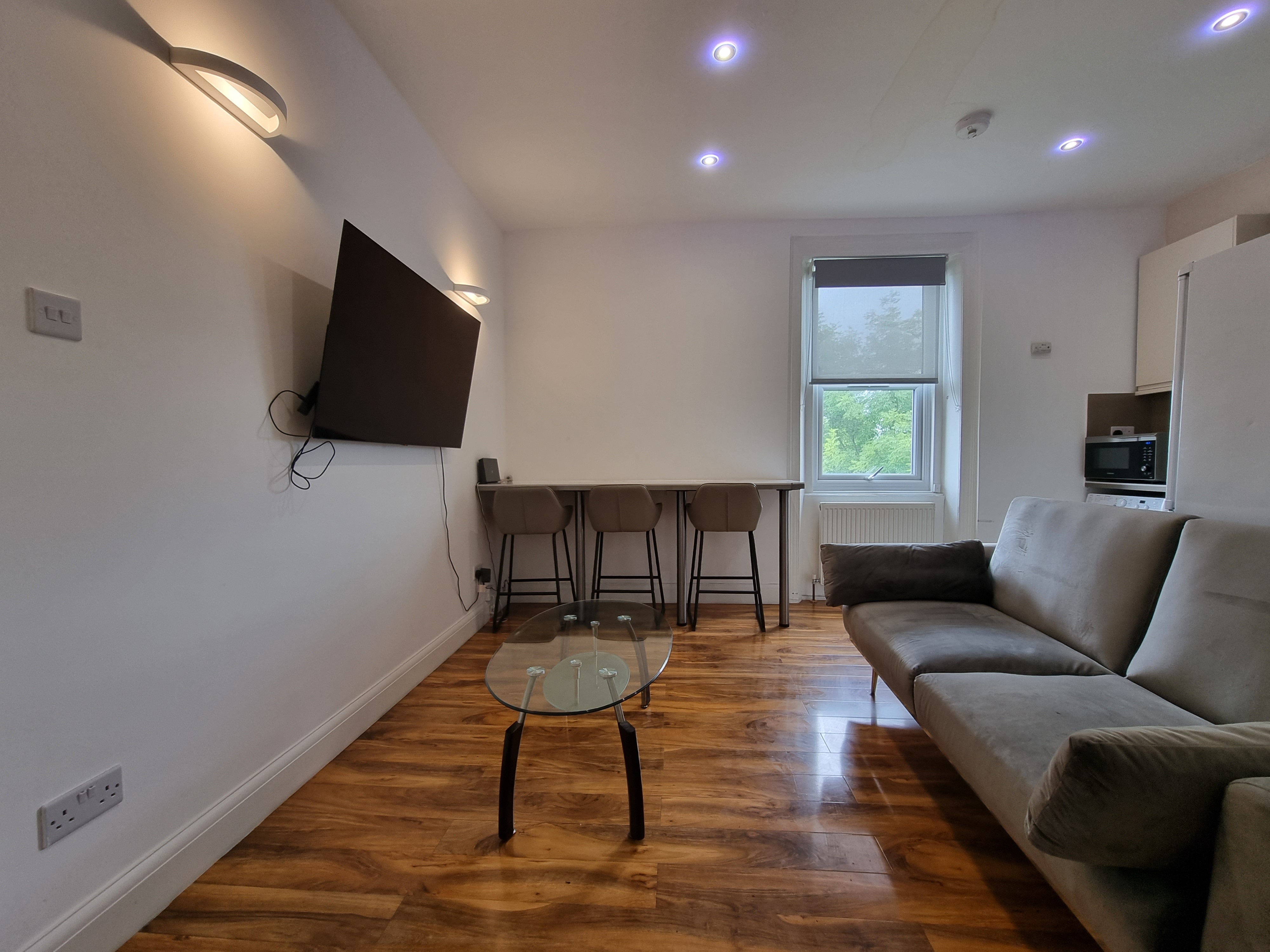 Flat Mount Ephraim Road in Greater London