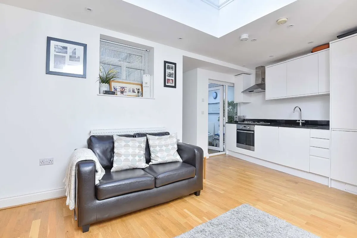 Flat Balham High Road in Greater London
