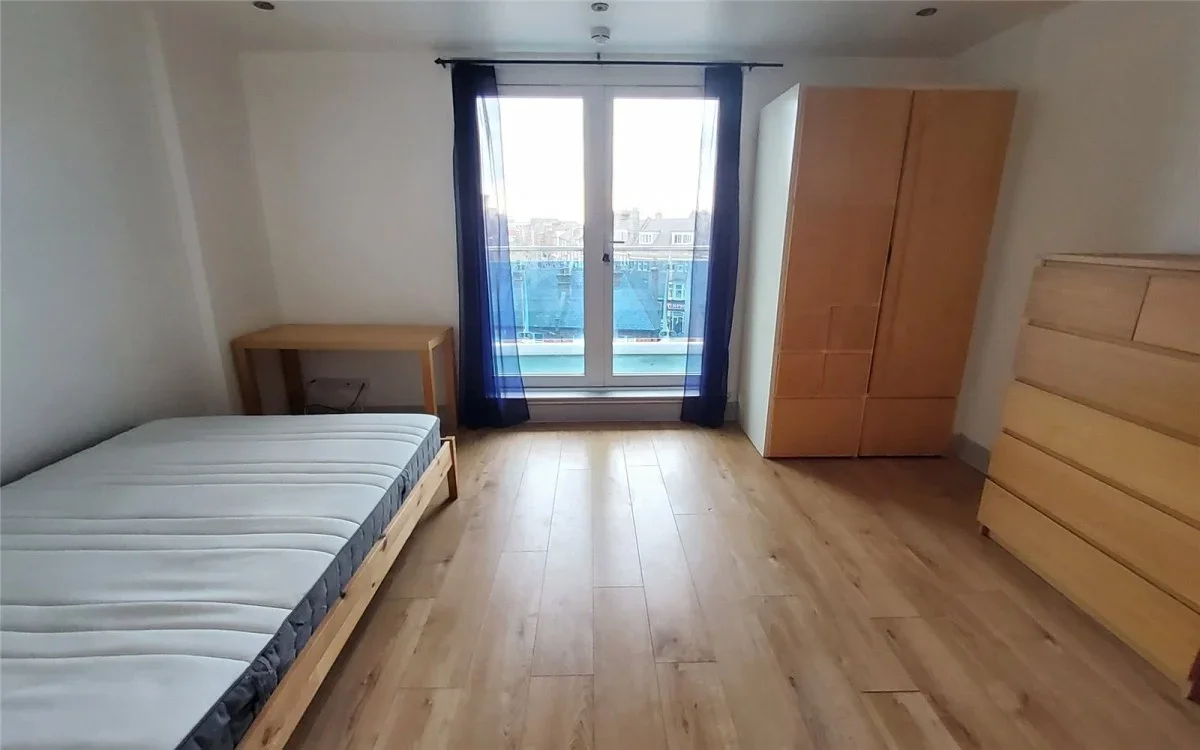 Flat Lyon Road in Greater London